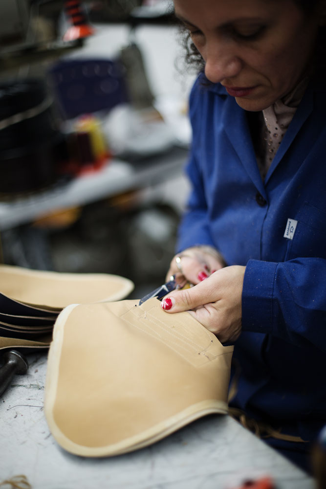 Bottier entrain de coudre à la main la tige d'un soulier Kiton. La Maison de couture de tailleurs Napolitaine Kiton a Arzano. Kiton a industrialisé le processus de création de costumes de tailleurs réalisés à la main.