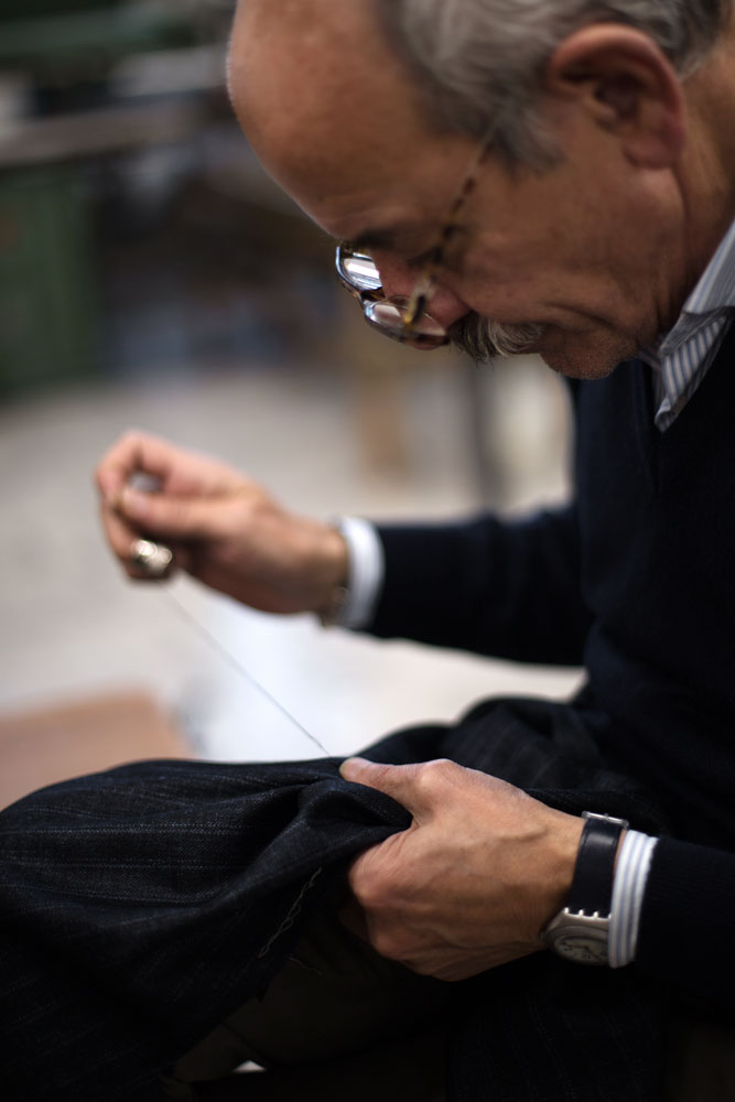 Couturier de la Maison de couture de tailleurs Napolitaine Kiton. Kiton a industrialisé le processus de création de costumes de tailleurs réalisés à la main.